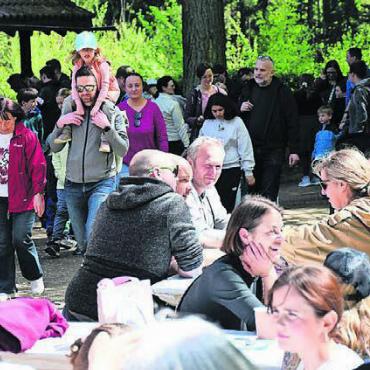 Osterhasen im Wald getroffen - Viele genossen den Sonnenschein und die frühlingshaft warmen Temperaturen bei der Kuchenstation.