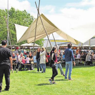 Wichtige Drehscheibe - Am diesjährigen Fest «Begegnung der Kulturen», welches mit dem Flüchtlingstag verbunden wurde, nahmen rund 800 Personen aus der Region teil. Bild: Archiv