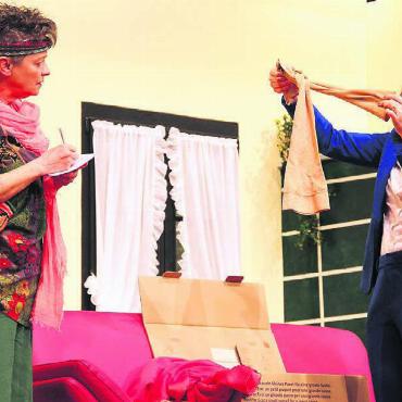 Fürs Theater geboren - Die Eheberaterin (Vreni Kreuzer, links) analysiert die Utensilien von Nelly Bachmann (Elise Wiss). Bilder: Monica Rast