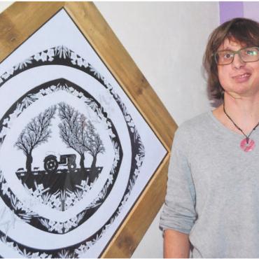 Seine ganz persönliche Therapie - Florian Kuhn zeigt sein bisher aufwendigstes Werk. 200 Stunden wandte er für diesen Scherenschnitt auf. Bilder: Annemarie Keusch
