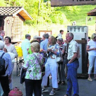 Die Mitglieder versammeln sich zu einem Abend mit Musik, Rückblicken und Ehrungen. Bild: sh