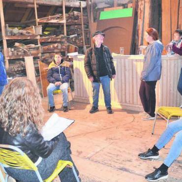 Pub-Flair und viel Geld - Im irischen Dorf Tullymore spielt sich das Leben vor allem am Bartresen ab. Die Theatergruppe am Probesamstag. Bild: Thomas Stöckli