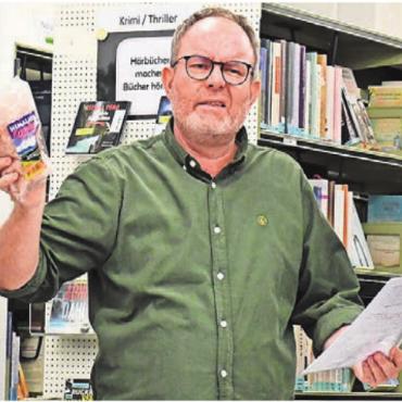 In die Welt der Bücher eintauchen - Autor Marcel Huwyler liebt Paradoxa und kennt einige davon.