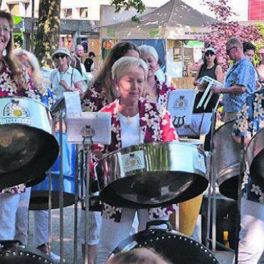 Fantastisch gefeiert - Die Steelband «Lipstick» verwandelte Zufikon in eine Insel mit Strandatmosphäre.