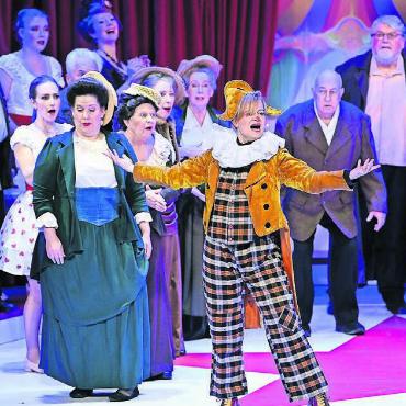 Schauspiel, Tanz, Musik und Akrobatik vereinen sich bei der neusten Produktion der Operettenbühne Bremgarten. Bild: Alex Wagner