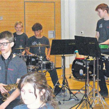 Musizierende Jugend begeistert - Die Rhythmusgruppe des Jugend-Orchesters präsentiert sich im Einsatz. Bilder: Alphonse Hauser