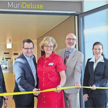 Mehrwert sichtbar gemacht - Bei der feierlichen Eröffnung der neuen Privatstation MuriDeluxe, von links: Jennifer Fischer, Stationsleiterin Pflege, Spital-CEO Daniel Strub, Sabina Rüttimann, Stiftungsratspräsidentin, Dominic Brunner, Leiter Hotellerie, und Daniela Ayoub Leiterin Pflegedienst und Mitglied der Spitalleitung. Bilder: Thomas Stöckli