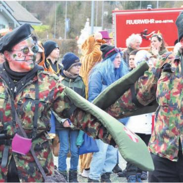 An Nachwuchs mangelt es nicht - «Achtung, fertig, Personalmangel». Die «Wagebandi de Brösmeli und sini Guetzli» aus Boswil setzte das Motto Militär um.
