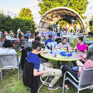 Die Übersehbar hat sich während der Sommerwochen etabliert als ungezwungener Treffpunkt mit kulturellen Leckerbissen. Daran soll sich auch am neuen Standort nichts ändern. Bild: zg