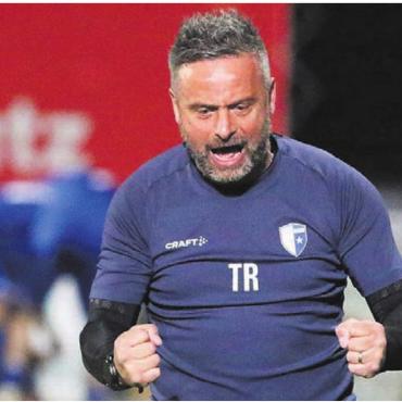 Kleiner Befreiungsschlag - Das waren wichtige Punkte: FCW-Trainer Rino Luongo jubelt.    Bild: Archiv