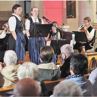 Voller Stimmung - Die «Postlonzibuebe» und das Jodelduo Wismer wussten zu begeistern. Bild: zg