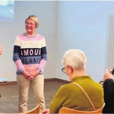 Dem Ruf der Einsamkeit gefolgt - Frauenvereinspräsidentin Claudia Marfurt, links, bedankte sich bei der Referentin Annemarie Kölliker für den eindrücklichen und lebendigen Reisebericht. Bild: Verena Anna Wigger