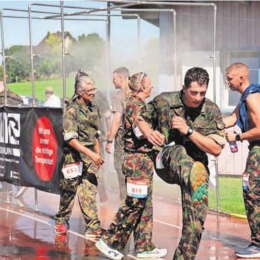 Cooler und hitziger Lauf - Wertvolle Abkühlung für die Teilnehmer des Herbstlaufs Muri. Bild: sh