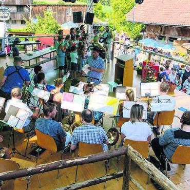 Noch mehr Kitt ins Dorf bringen - Die Challerer Chilbi war 2016 ein riesiger Erfolg. Während aller drei Festtage kamen die Besucherinnen und Besucher zahlreich in den Unterniesenberg.