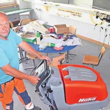 Hochsaison für den Hauswart - Maschinen wie der Scheuersauger erleichtern die Arbeit von André Lörtscher.