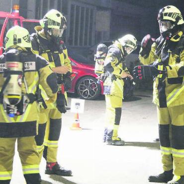 In Vollmontur um den See - So sehen die Mitglieder des Atemschutzsportclubs Schweiz aus, wenn sie Wettkämpfe wie den Hallwilerseelauf bestreiten. Vor allem eine mentale Herausforderung für die Feuerwehrleute. Bilder: Josip Lasic
