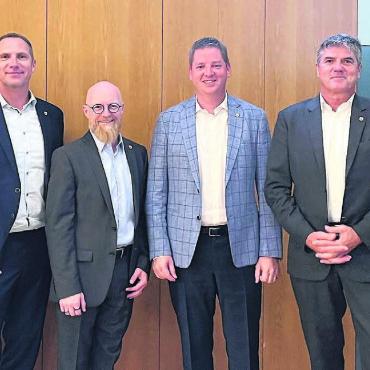 Freuten sich über durchwegs über die diskussionslos genehmigten Geschäfte (v. l.): Gemeinderäte Renato Sanvido und Daniel Füglistaler, Gemeindeschreiber Josef Würsch, Gemeinderat René Schmidli, Gemeindeammann Ueli Lütolf und Gemeinderat Fabian Lupp. Bild: Walter Minder