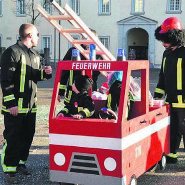 Umsonst gab es die Schlüssel nicht - Auch die Feuerwehr startete mit grosser und kleiner Besatzung in die Fasnacht. Bilder: Annemarie Keusch