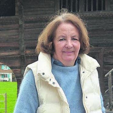 Ehrgeiz war schnell geweckt - Andrea Moll vor dem alten «Spycher» ihrer Familie in Gerenschwil. Bild: ake