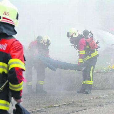 Nur gefühlt eine Ewigkeit - Auch im dichtesten Rauch müssen sich die Atemschutz-Mitglieder der Feuerwehr zurechtfinden, um Leben zu retten.