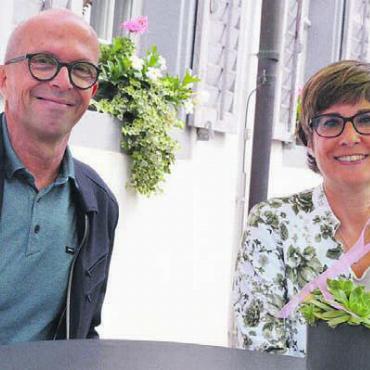 Voller neuem Elan - Robert Barrer und Cindy Mäder vor dem Singisenflügel. Bild: ake