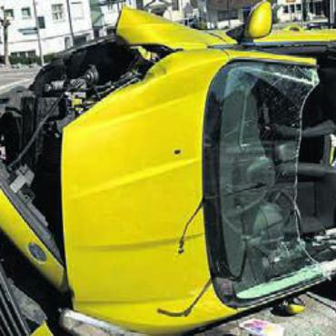 Gegen Laterne geprallt - Das Auto kippte nach der Kollision und blieb auf der Seite liegen. Bild: pz
