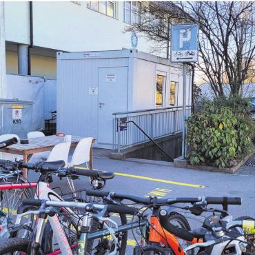 Neue Bewilligung nötig - Der Eingang zur unterirdischen Asylunterkunft neben dem Alterswohnheim an der Bünz. Für die beiden Aufenthaltscontainer braucht es eine Verlängerung der Baubewilligung. Bild: Chregi Hansen