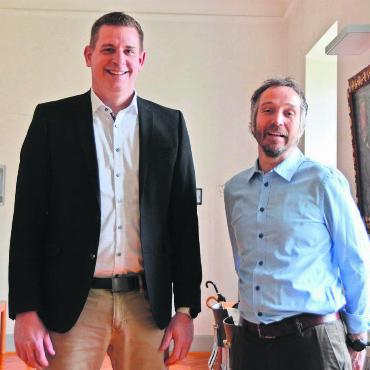 Mehrere einmalige Effekte - Zufrieden, aber nicht euphorisch: Patrik Lang, Leiter Finanzen (links), und Hans-Peter Budmiger, Gemeindepräsident. Bild: Annemarie Keusch