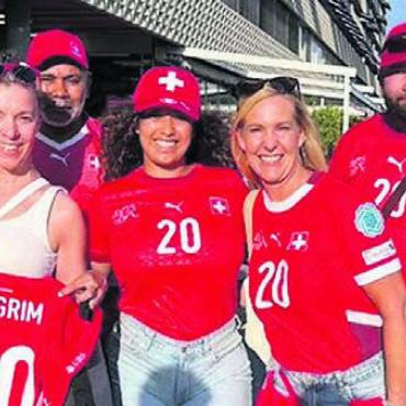 Harter Aufprall nach Starteuphorie - Die Murianer Pilgrim-Familie feuerte lautstark die Nati-Spielerin Alayah an. Von links: Tante Ursi, Vater Belkir Naama, Schwester Aileen, Mutter Tanja und Bruder Jalil.