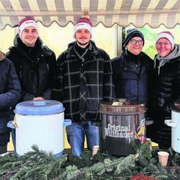 Neue Räume, vertraute Werte - Die Mitarbeitenden der Raiffeisenbank Oberfreiamt empfingen mit Glühwein oder Punsch und führten durch die neuen Räumlichkeiten der Geschäftsstelle Sins. Von links: Christoph Stocker (Leiter Geschäftsstelle), Cedric Hochegger (Praktikant), Simon Moeri (Privatkundenberater), Marc Jordan (Vorsitzender der Bankleitung), Sonja Balmer (Frontsupport), Samira Schmid (Kreditverarbeitung). Bild: zg
