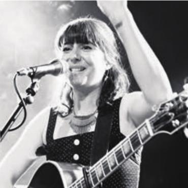 Nun auch mit Fussball - Viola von Scarpatetti bringt Folk und Chansons in den Ammanngarten. Bild: zg