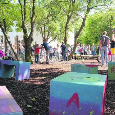 Zum Spielen, nicht zum Streiten - 72 angemalte Hocker dienen als Sitzfläche, auch für Aussenschulzimmer.