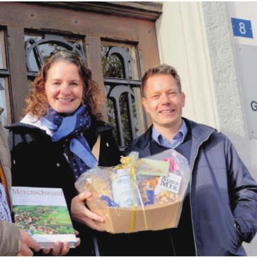 Meilenstein für Merenschwand - Eveline Stalder, 4000. Merenschwanderin, flankiert von Gemeindeammann Rainer Heggli (links) und Gemeindeschreiber Othmar Zihlmann. Bild: tst