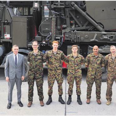 Rapport für neu brevetierte Offiziere - Militärdirektor Jean-Pierre Gallati (links) und Oberstlt Patrick Koller, Kreiskommandant des Kantons Aargau, mit den neu brevetierten Offizieren aus dem Freiamt (v. l.): Maj Michael Hackl, Lt Tobias Wiederkehr, Lt Mike Schramm, Oberstlt Prakash Gysel, Oberst Beni Horn. Bild: pd