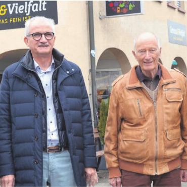 Vernetzung über die Marktstrasse - Das Egenterhaus geht an die Stiftung St. Martin. Darüber freuen sich, von links: André Stierli und Werner Keller vom Stiftungsrat, Verkäufer Dölf Egenter und Josef Villiger, Geschäftsführer St. Martin, vor dem markanten Bau an der Marktstrasse, unmittelbar neben dem Alterswohnheim am rechten Bildrand. Bild: Thomas Stöckli