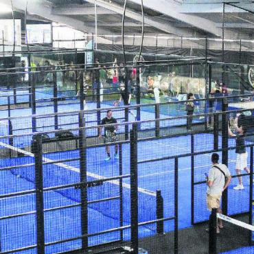 Gute Laune garantiert - Padel-Tennis kommt ursprünglich aus Mexiko und gibt es schon lange. Doch erst in den letzten Jahren konnte sich die Sportart eine grosse Beliebtheit verschaffen. Die Sporthalle «Padel und Sports» in Villmergen sorgt dafür, dass Padel auch im Freiamt populär wird. Bild: zg