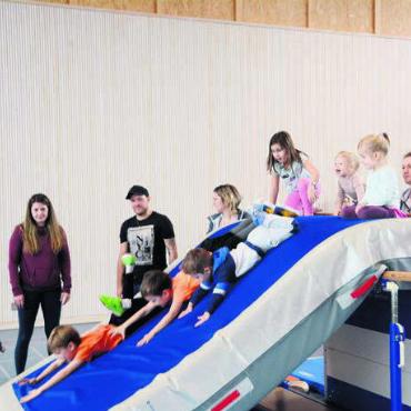 Wo Kinder sich austoben können - Auch mit Turngeräten lässt sich eine Rutschbahn bauen.
