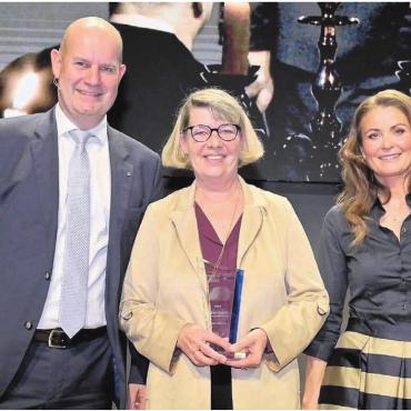 Das Herz des FC Merenschwand - Brigitte Baur (Mitte) an der AFV-Gala mit Dieter Widmer, Direktionspräsident der AKB (links), und Moderatorin Judith Wernli. «Ich habe überhaupt kein Problem, an einer GV vor unseren Vereinsmitgliedern zu sprechen. Vor der Gala war ich allerdings sehr nervös beim Gedanken daran, auf die Bühne zu kommen. Judith war mir eine grosse Hilfe», erzählt Baur. Bilder: zg