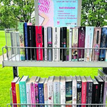 Bücherboxen für die Badi - Das Regal ist gefüllt und bereit für künftige Leserinnen und Leser in der Badi. Bild: zg