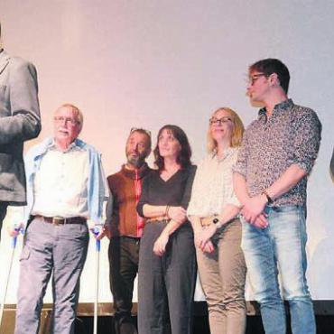 Guten Filmen ein Publikum bieten - Der anwesende Teil des Vorstandes (von links): Daniel Renggli, Urs Senn, Nick Muntwyler, Regula Iten, Eveline Meyer, Lukas Stäger und Patrick Grob.