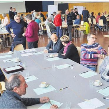 Mitgestalten in Altersfragen - An den acht Gruppentischen in der Bannegg-Halle wurde intensiv diskutiert.