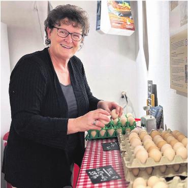 Zu gefallen, das war nie ihr Ziel - Milly Stöckli hilft im Sodhof-Lädeli mit – künftig wohl noch öfter als in den letzten Jahren. Bild: Annemarie Keusch