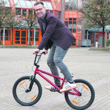 «Genau solche Typen braucht es» - Im Einsatz für den Schulsport: Martin Schneider auf einem BMX-Velo. Für die BMX- und Mountainbike-Kurse kann man sich weiterhin anmelden. Bild: Archiv / Annemarie Keusch