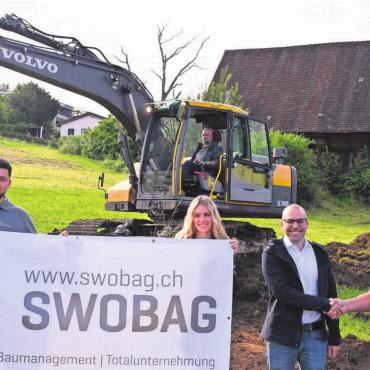 «Investor glaubt an Wohlen» - Der Spatenstich für die Grossüberbauung ist erfolgt (v. l.): Ardit Binakaj (Swobag, Bauleitung), Nathalie Ettinger, Reto Jakob (beide RJ ImmoInvest GmbH, Bauherrenvertretung) und Lukas Schurter (Swobag, Totalunternehmen, Geschäftsleiter). Bild: Daniel Marti