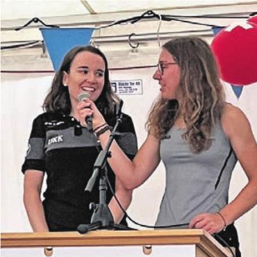 ... und jetzt auf nach Paris! - Michelle Andres (links) im Interview mit Lena Schaad vom Damenturnverein Hägglingen – der Verein hatte die Feier organisiert. Bild: mub