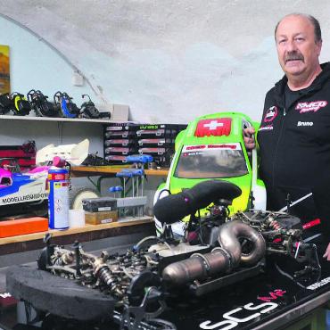 Rennsport voll am Limit - Im Bastelkeller an der Alten Werdstrasse in Rottenschwil schraubt Bruno Trottmann an den Bolliden des Familienteams Bilder: Thomas Stöckli / zg