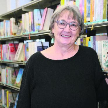 Wieder zur Leserin geworden - Unzählige Stunden hat Christine Freudenthaler in den vergangenen Jahren in diesen Räumen verbracht. Zumindest als Kundin bleibt sie der Bibliothek weiter erhalten. Bilder: Chregi Hansen