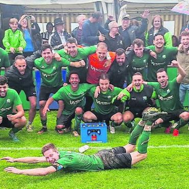 In den Aufstieg gerutscht - Team und Fans jubeln nach Spielschluss. Captain Patrick Meyer macht den Spassrutscher. Bilder: zg