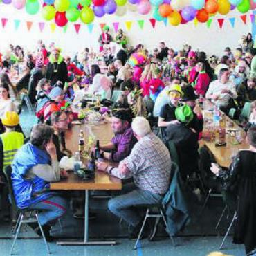 In Zirkus-Erinnerungen schwelgen - Ausgelassene Stimmung an der Kinderfasnacht in Benzenschwil. Bild: zg
