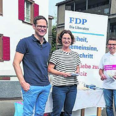 Erfolgreiche Standaktion - Silvan Hilfiker, Sabina Freiermuth, Matthias Jauslin und Vanessa Sala (von links) nahmen sich Zeit, mit der Bevölkerung ins Gespräch zu kommen. Bild: zg